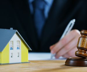 Licytacje komornicze nieruchomości - jak kupić działkę na licytacji komorniczej