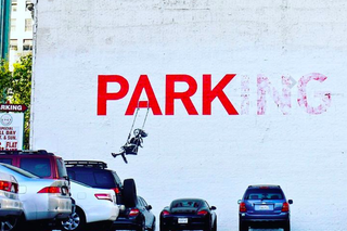 Budynek z dziełem Banksy'ego trafił na licytację. Dzięki artyście cena jest dwa razy wyższa