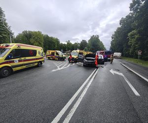 Dwa auta, w tym nieoznakowany radiowóz, zderzyły się pod Bydgoszczą. Sześć osób trafiło do szpitali