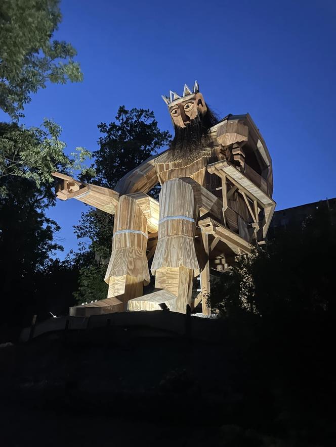 Nowa atrakcja w Bolkowie. W parku stanął gigantyczny drewniany książę Bolko II Mały