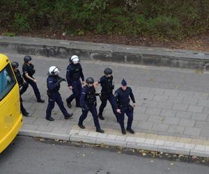 Wszedł na pomnik i twierdzi, że ma bombę. Policyjni negocjatorzy rozmawiająz desperatem