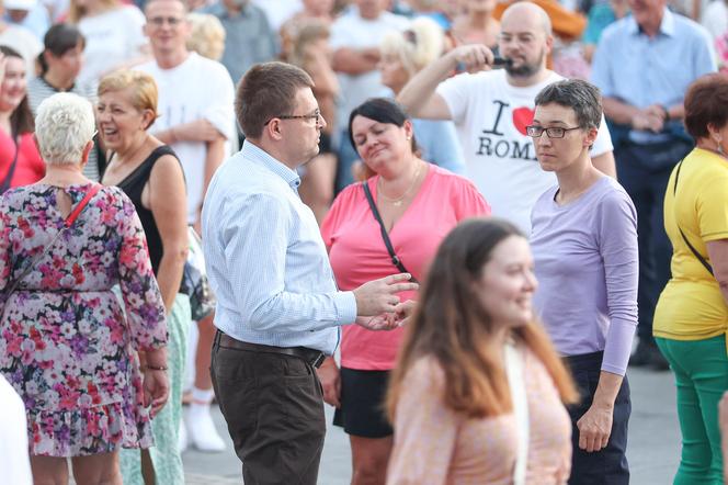 Potańcówka przed teatrem w Katowicach