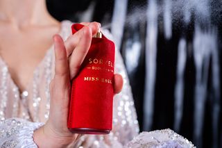 Zmysłowe zapachy na wiosnę. Spryskaj ciało, wlosy i ubrania