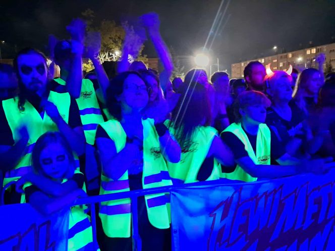 Posadzili drzewa, a następnie dali gorący koncert. Finał akcji zespołu Nocny Kochanek w Skarżysku