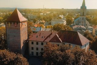 Miasto Pokoju leży godzinę od Krakowa. Przyciąga turystów z całego świata [GALERIA]