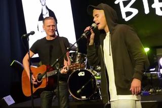 Justin Bieber śpiewa Baby w duecie z Bryanem Adamsem