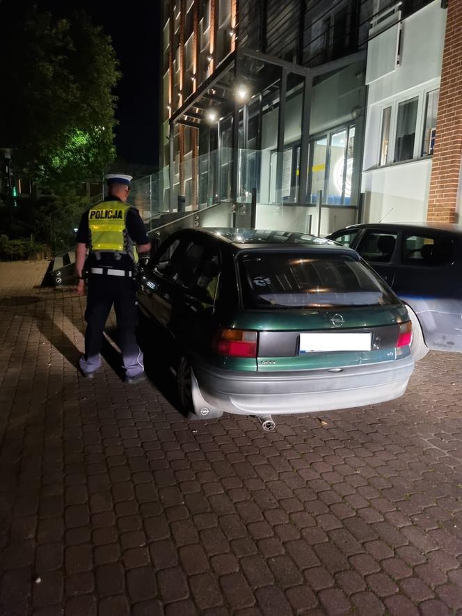 Nocna obława policji koło Torunia. Nielegalne wyścigi samochodowe w tle