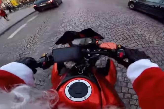 Święty Mikołaj na motorze ściga sprawcę wypadku - zobacz niesamowite wideo