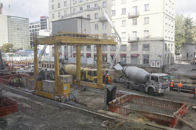 Warszawa: WYRWA w jezdni na budowie II linii metra - skrzyżowanie ulic Marszałkowskiej i Szkolnej
