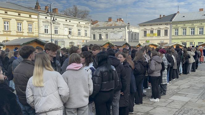 Maturzyści z Nowego Sącza zatańczyli poloneza na Rynku 