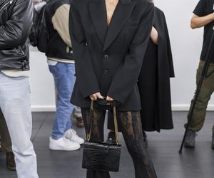 Ściśnięty biust i koronki. Tak Doda zaprezentowała się na wernisażu obrazów, dla których była inspiracją!