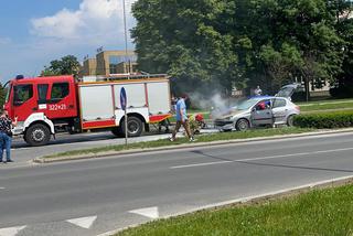 Rzeszów. Na al. Kopisto palił się samochód! Kłęby dymu spod maski [ZDJĘCIA]