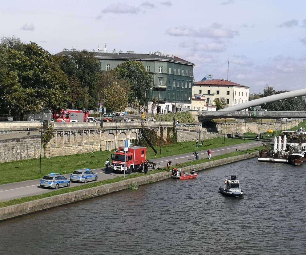 Tragedia przy moście Piłsudskiego w Krakowie. Z rzeki wyłowiono ciało mężczyzny [GALERIA]