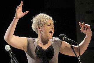 Widzowie pokochali ją za rolę Barbary Nocul w serialu Ojciec Mateusz. Tak na przestrzeni lat zmieniła się Ewa Bułhak. Totalna metamorfoza!