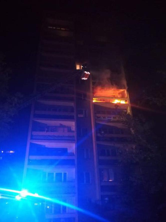 Kraków. Pożar w bloku na ul. Jasińskiego. Ewakuowano 10 osób [ZDJĘCIA]