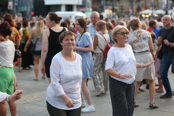 Potańcówka pod Teatrem Śląskim w Katowicach. Tłumy wręcz oszalały ZDJĘCIA