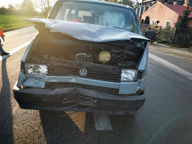 Poważny wypadek w Osięcinach. Chwila nieuwagi kierowcy BMW i 3 osoby w szpitalu