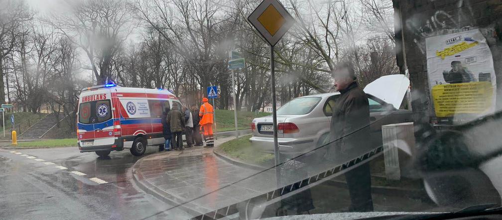 Samochód wjechał w wiadukt kolejowy