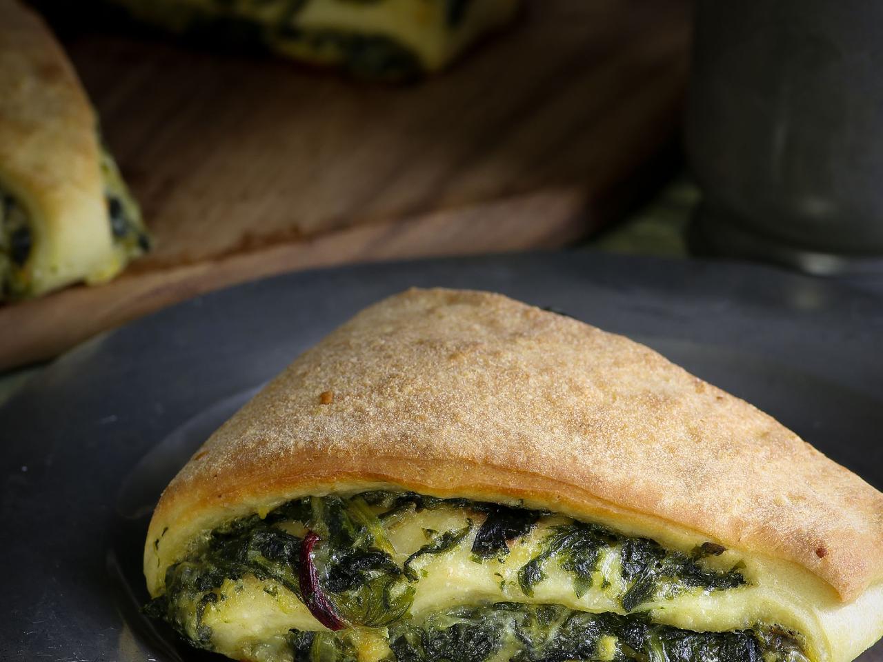 Wytrawna rolada drożdżowa nadziewana szpinakiem - doskonała na ciepło i zimno!