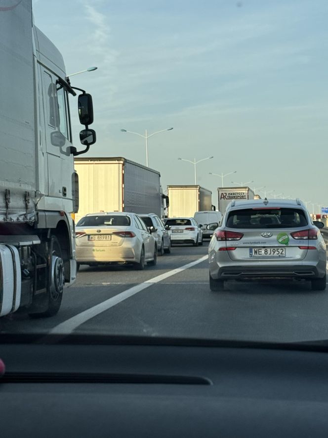 Karambol na Autostradowej Obwodnicy Wrocławia. Aż 3 wypadki, 15 uszkodzonych pojazdów oraz 3 osoby ranne