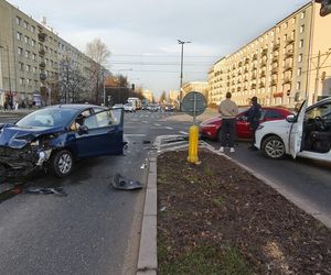 Warszawa. Dwa wypadki na skrzyżowaniu Grójeckiej i Wawelskiej. Autobus zderzył się z pojazdem wojskowym [ZDJĘCIA].