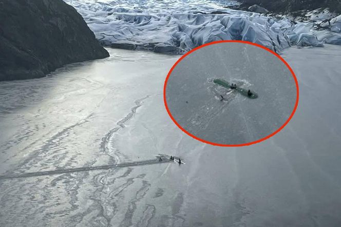 Samolot rozbił się na zamarzniętym jeziorze. Ojciec i dwie córki cudem przeżyli