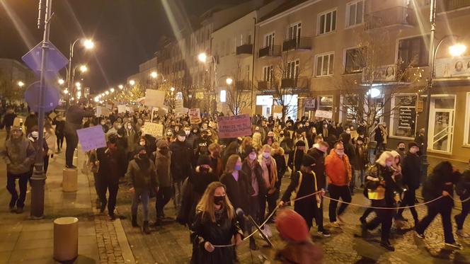 Tysiące mieszkańców Białegostoku na piątkowym Strajku Kobiet [WIDEO]