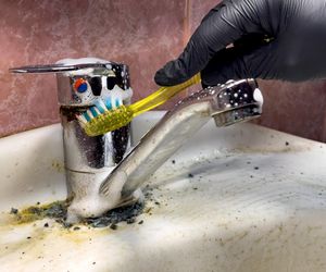 Na pół szklanki octu  wsyp 3 łyżki tego proszku. Domowa mieszanka wyżre kamień i zabrudzenia wokół kranów. Czyszczenie armatury bez sody oczyszczonej