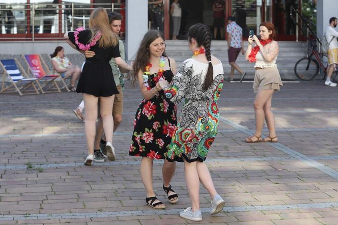 Studenci urządzili potańcówkę pod Uniwersytetem Śląskim w hawajskim stylu