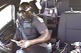 Policjant pisze SMS-a podczas jazdy. To nie mogło skończyć się dobrze! - WIDEO