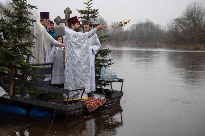 Księża trzykrotnie zanurzyli krzyż w Bugu. W Sławatyczach obchodzono Święto Jordanu