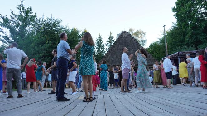 Sielanka na parkiecie w Muzeum Wsi Lubelskiej pod gołym niebem! Za nami kolejna potańcówka w rytmie miejskiego folkloru z Warszawy i Lwowa