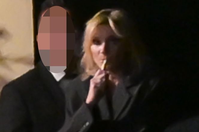 Anna Lewandowska w nocy pali elektryczne papierosy