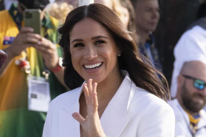 Meghan Markle zostawiła dzieci, by pilnować męża? Harry przyłapany z piękną modelką