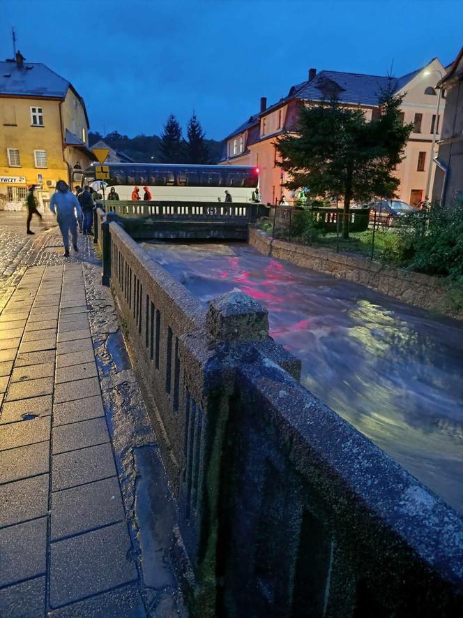 Dramat w powiecie kłodzkim. "Za chwilę tama będzie się przelewać" 