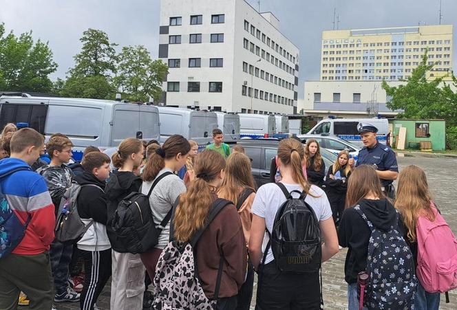 Dzieci na komendzie policji. Najmłodsi zobaczyli, jak pracują mundurowi