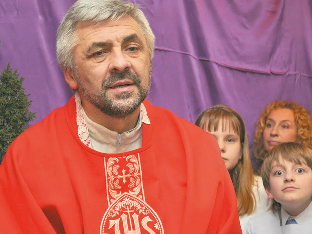 Ksiądz rozdaje wiernym kury