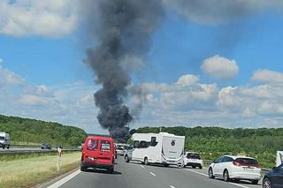 Autokar stanął w ogniu na A4