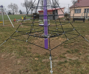 Nowe elementy na placach zabaw w gminie Osieczna