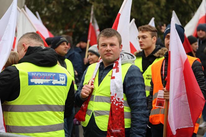 Protest rolników 20 marca przed Lubelskim Urzędem Wojewódzkim w Lublinie