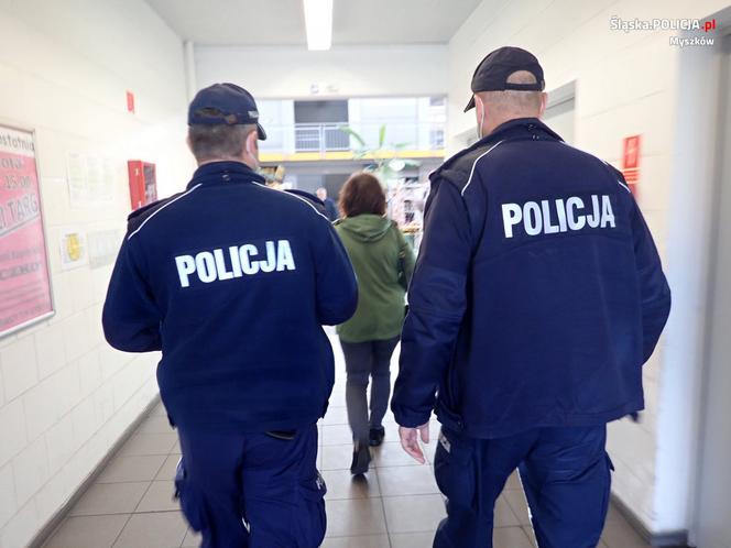 Śląskie: W komunikacji miejskiej i sklepach coraz więcej policyjnych patrol. Rośnie liczba mandatów za brak maseczki