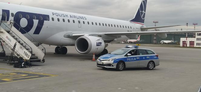 Policjanci na Okęciu. Tak wygląda akcja "LOT do domu"