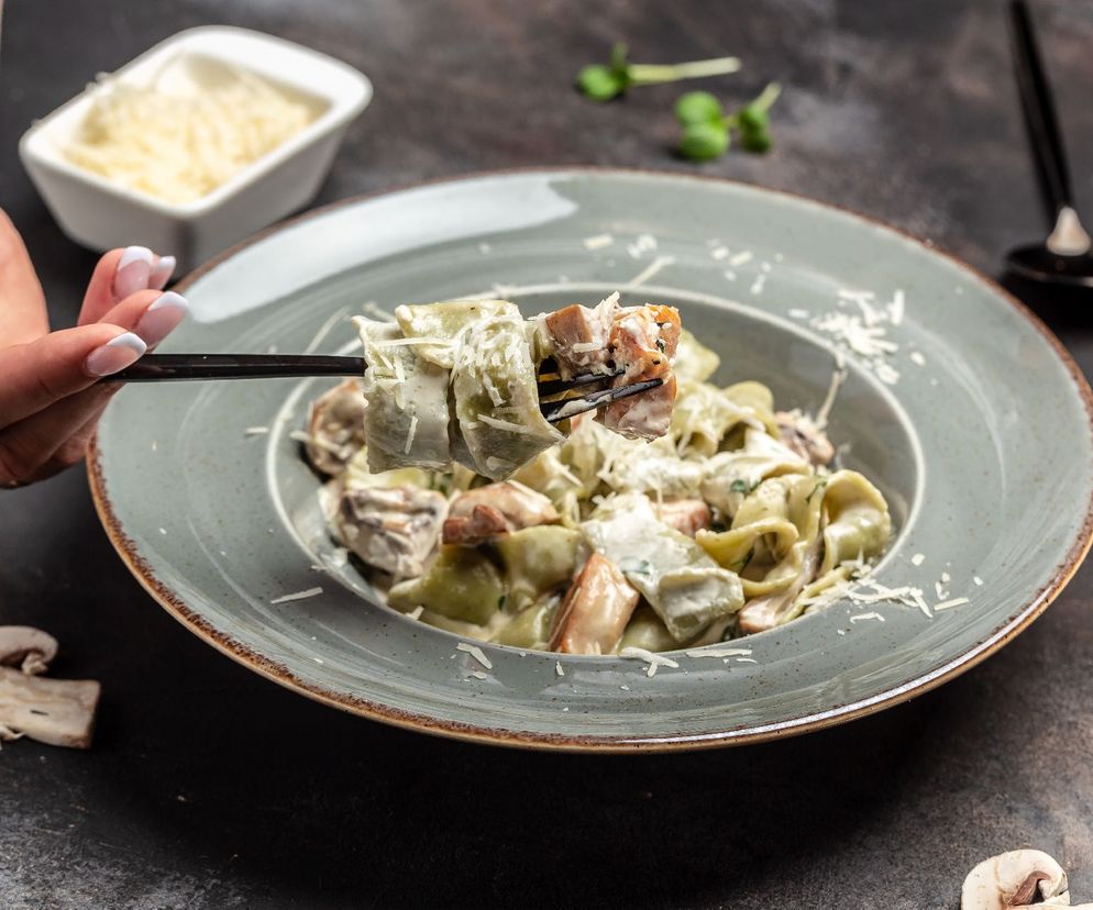 Makaron z kurczakiem w sosie z serka topionego - szybki przepis na oszukaną pastę fettucine
