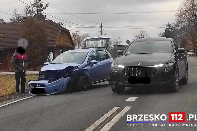 Uszew. Zderzenie dwóch samochodów na drodze krajowej nr 75