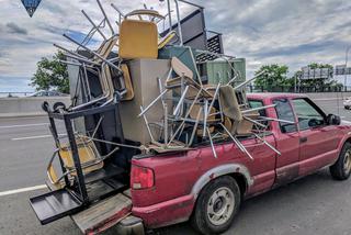 Z wieżą z mebli autostradą w Massachusetts