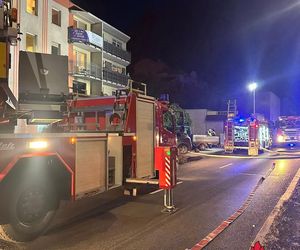 Toruń. Pożar bloku przy ul. Lubickiej. Dwie osoby wyskoczyły z okna [ZDJĘCIA]