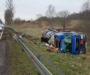 Cysterna z płynnym asfaltem wypadła z drogi