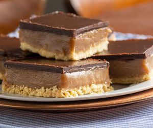 Na kruchym spodzie układam dwie warstwy. Tarta milionera smakuje jak z najlepszej cukierni 