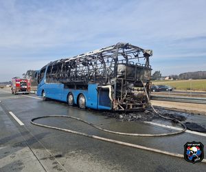 Na A2 na wysokości Gręzowa zapalił się autobus turystyczny