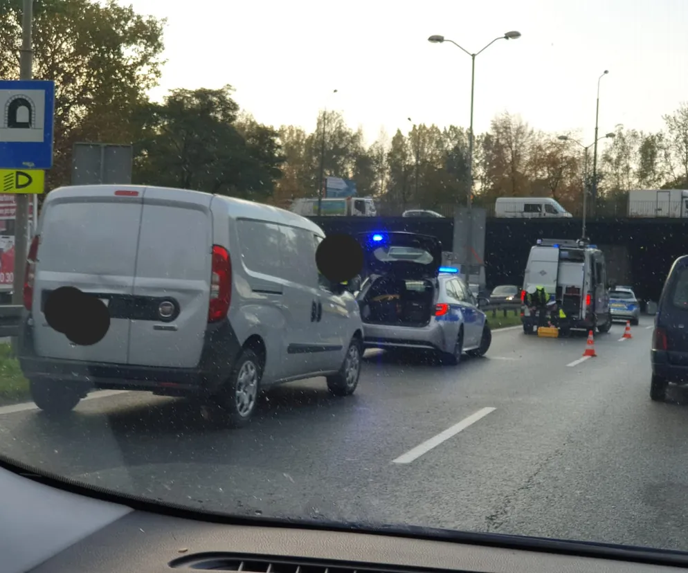 Wypadek na DK86 w Katowicach. Mężczyzna chciał przebiec przez drogę